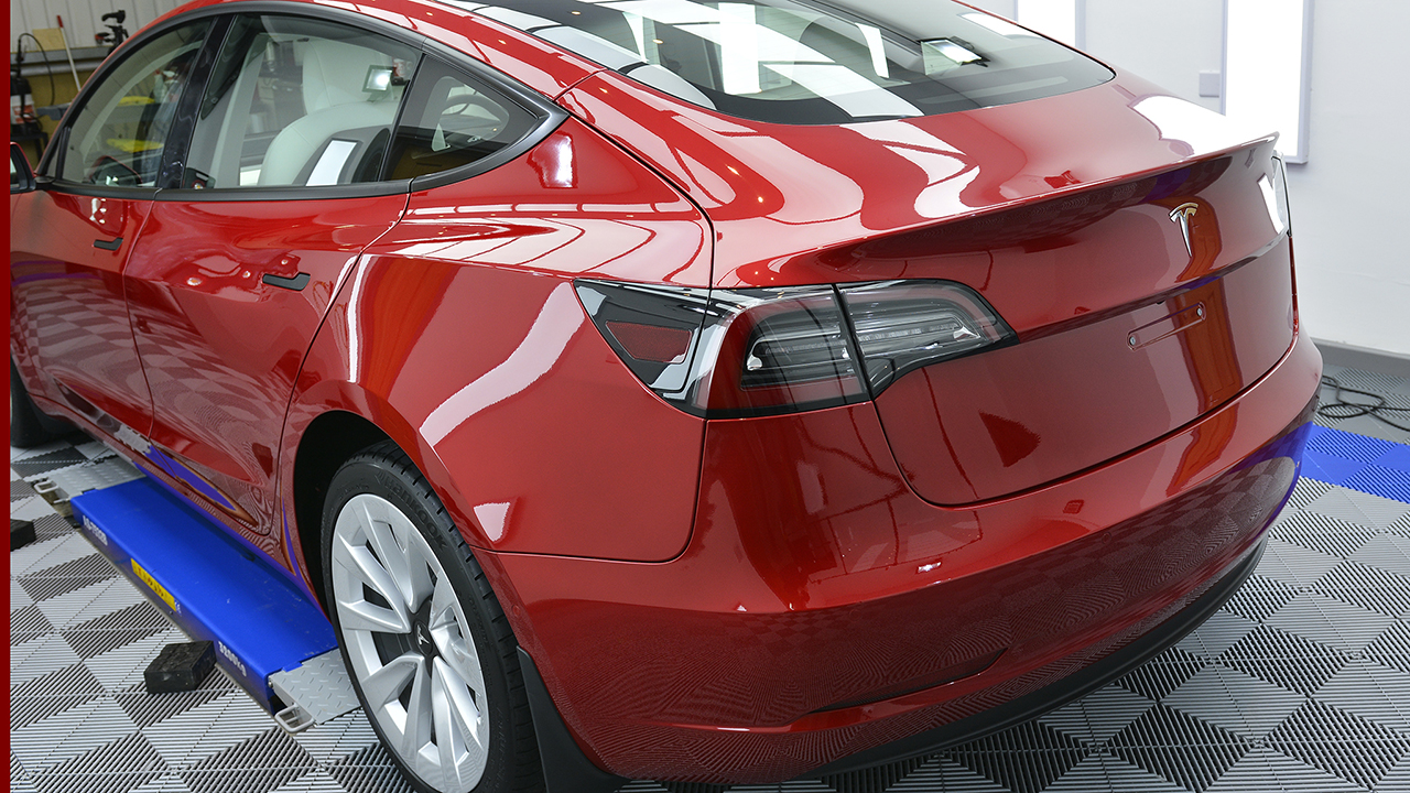 Tesla Model S - Mid-size car